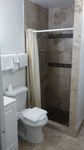 Bathroom 2, Lamesa Motel, Dawson