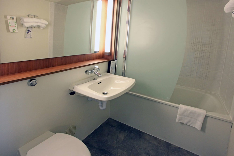Bathroom 4, Hotel Campanile Angers Ouest - Beaucouzé, Maine-et-Loire