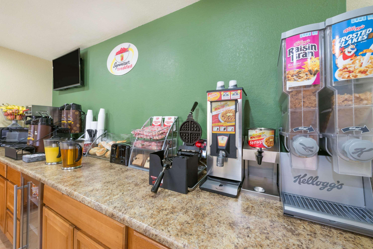 Food & Drinks 4, Super 8 by Wyndham Canon City, Fremont