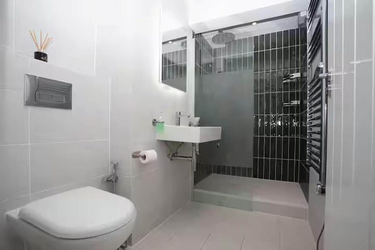 Bathroom, Basement Flat Sleeps 3 With Patio, London