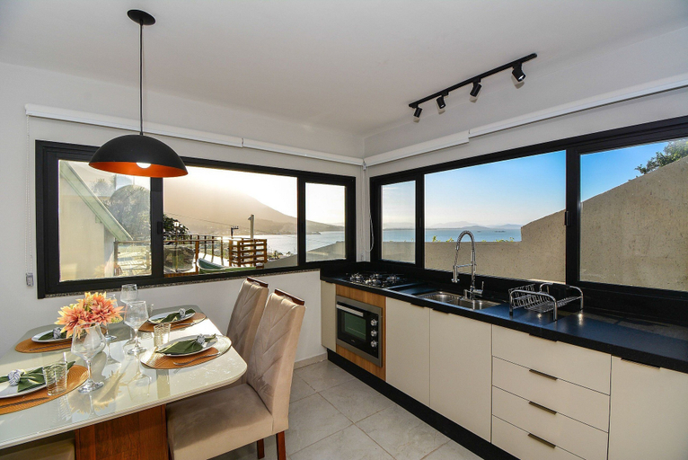 Dining 5, Casa com Piscina Vista Mar e Banheira, Palhoça
