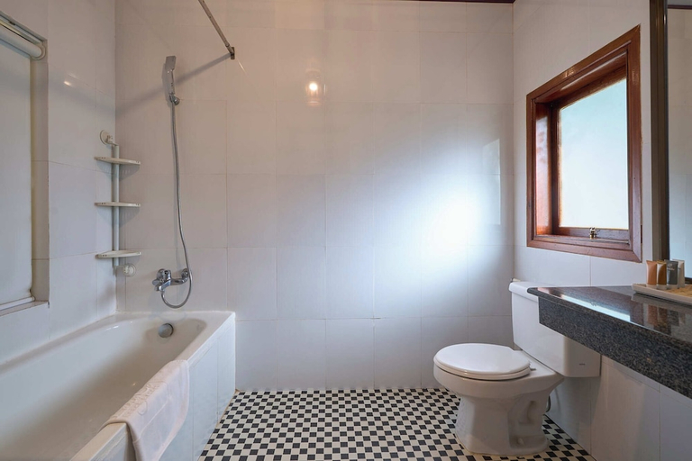 Bathroom 5, Lang Co Beach Resort, Phú Lộc