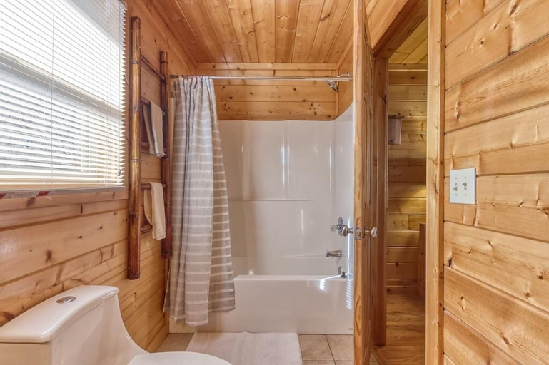 Bathroom 2, Serenity, Sevier