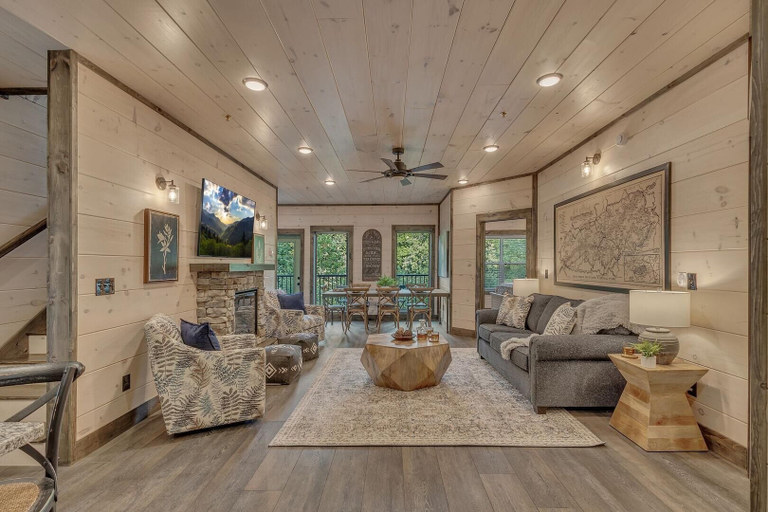 Living area 3, Friendly Bear Plunge is a 5br/5ba Vacation Retreat Complete With Beautiful Views, Sevier
