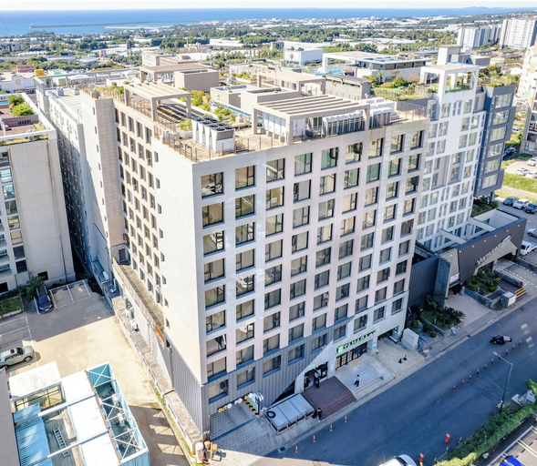 Exterior & Views