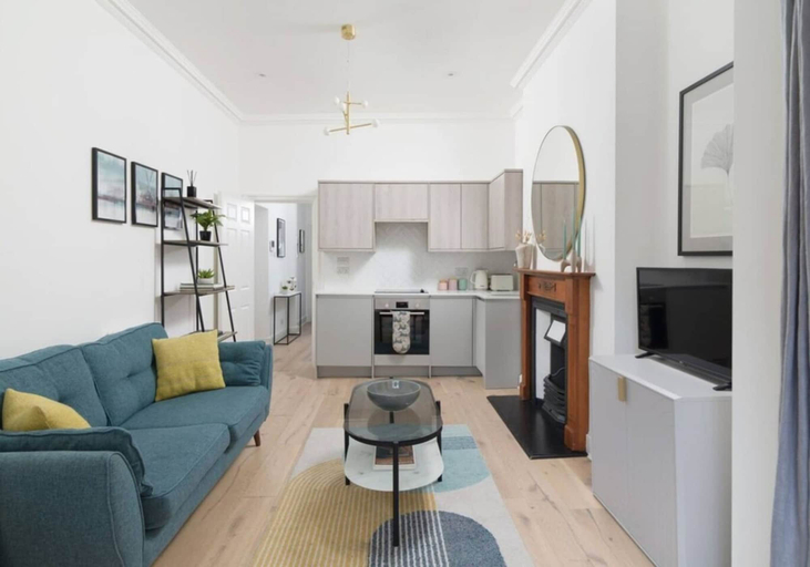 Room 5, West End Drury Lane Modern 3 Bedroom Apt, London