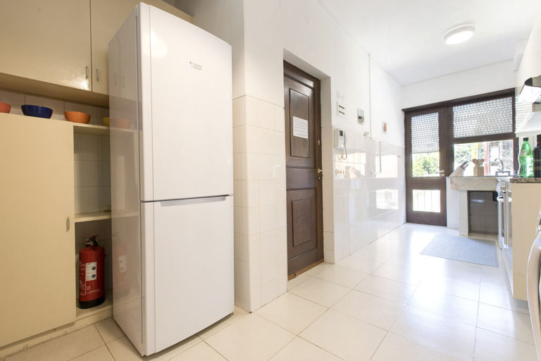 Room 3, RE2 in Oporto With 5 Bedrooms and 3 Bathrooms, Porto