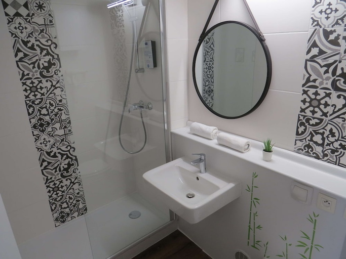 Bathroom 3, KYRIAD AVIGNON CAP SUD, Vaucluse