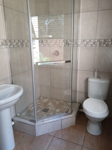 Bathroom 3, Lombok Lodge, Ugu
