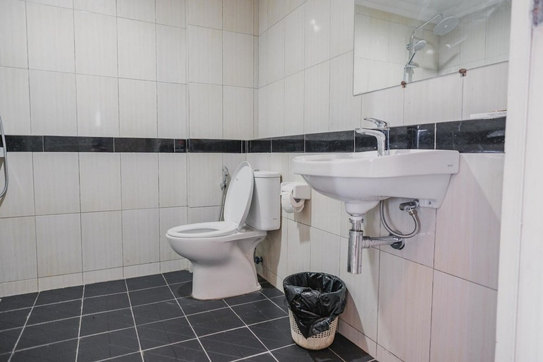 Bathroom 3, RedDoorz Plus near Pelabuhan Merak, Cilegon