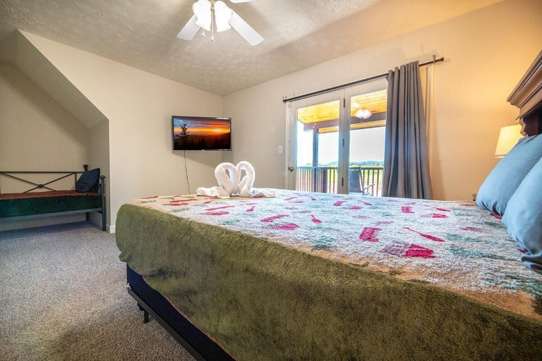 Room 4, Peachtree, Sevier