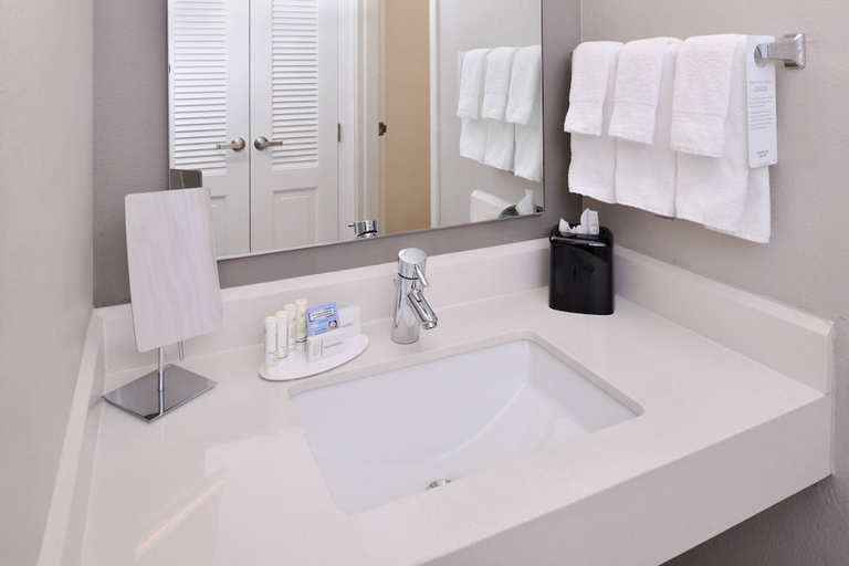 Bathroom, Courtyard by Marriott Beaumont, Jefferson
