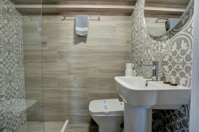 Bathroom 5, Heliotrope The Studios, North Aegean
