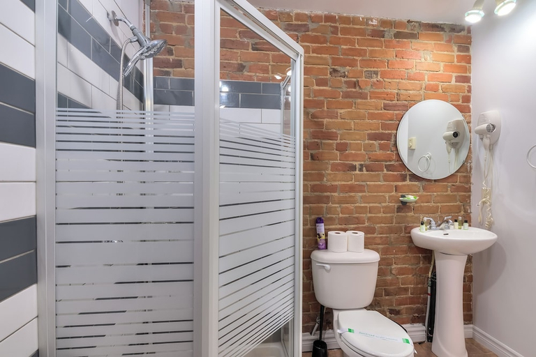 Bathroom 4, Apartment & Studio, Montréal