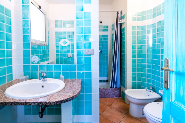 Bathroom 3, Lu Nibareddu Residence Hotel, Olbia-Tempio