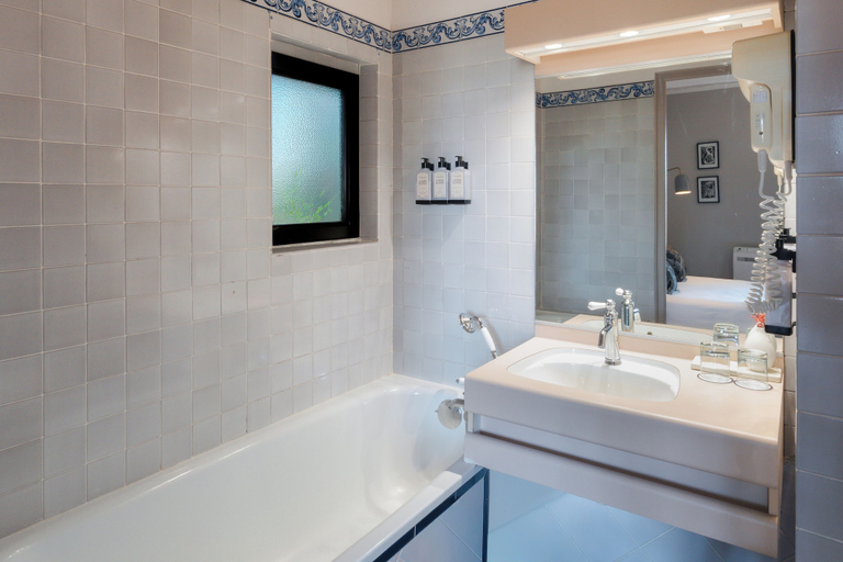 Bathroom 5, Le Mas de Guilles, Vaucluse