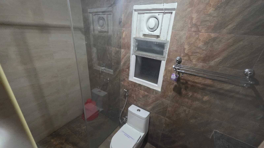 Bathroom 4, Hotel pams, Nagappattinam