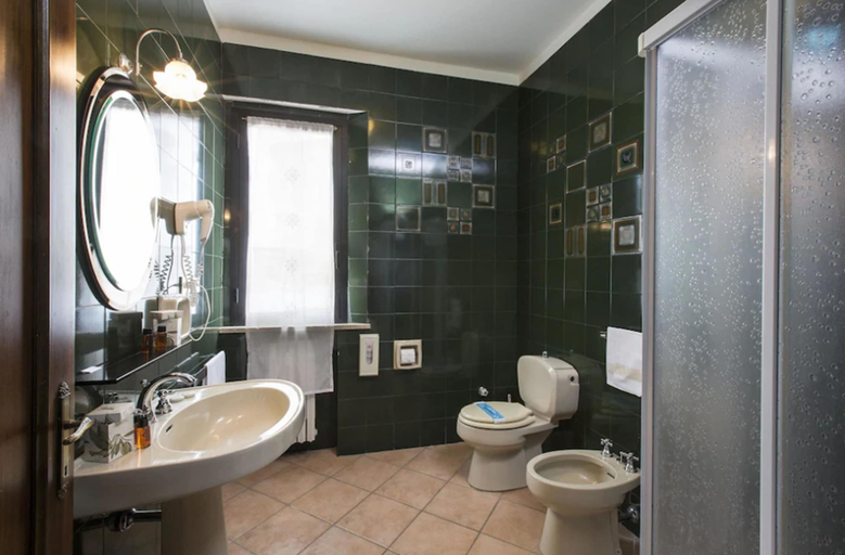 Bathroom 4, La Loggia Villa Gloria, Siena