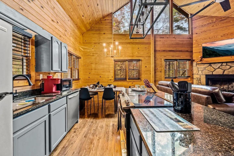 Private kitchen 3, Bearly Livin', Sevier