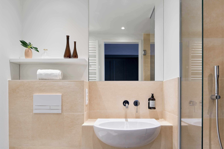 Bathroom 5, Schwan Locke, München