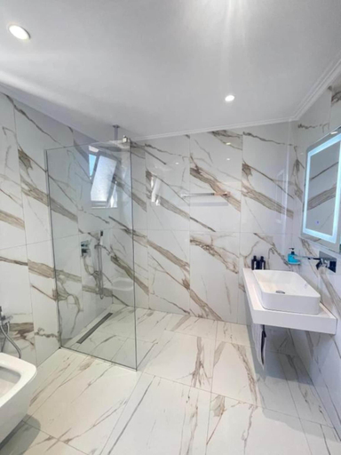 Bathroom 4, Hotel Kreka, Sarandës