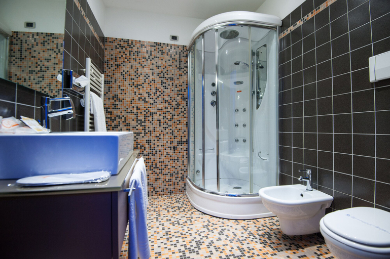 Bathroom 2, Orange Motel, Varese