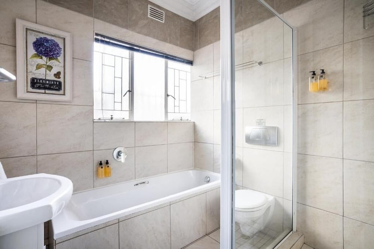 Bathroom 4, Avemore Wag ‘n Bietjie No 1, Cape Winelands