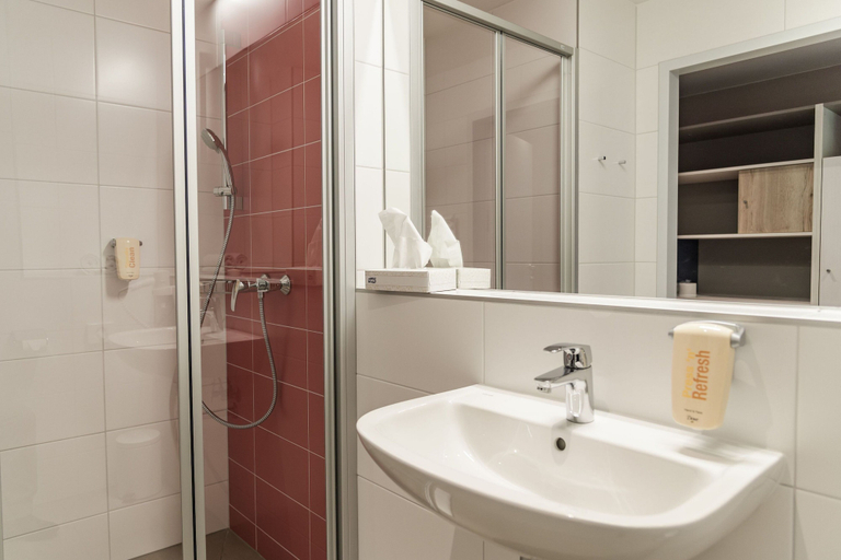 Bathroom 3, JUFA Hotel Königswinter/Bonn, Rhein-Sieg-Kreis