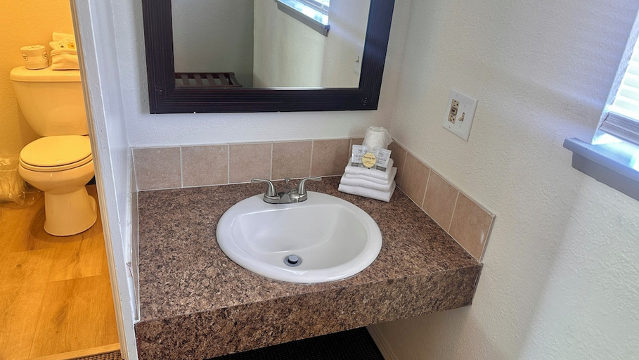 Bathroom, Lakeshore Inn Water Front, Grant