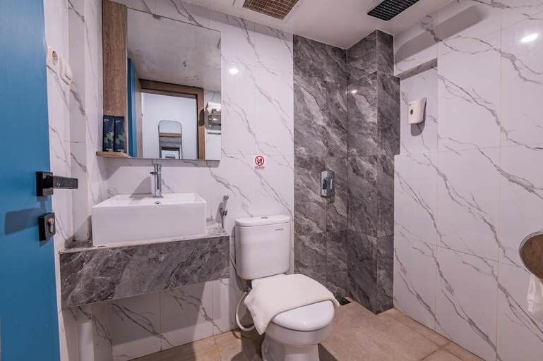 Bathroom, Front One Budget Hotel Tirtonadi Solo, Solo