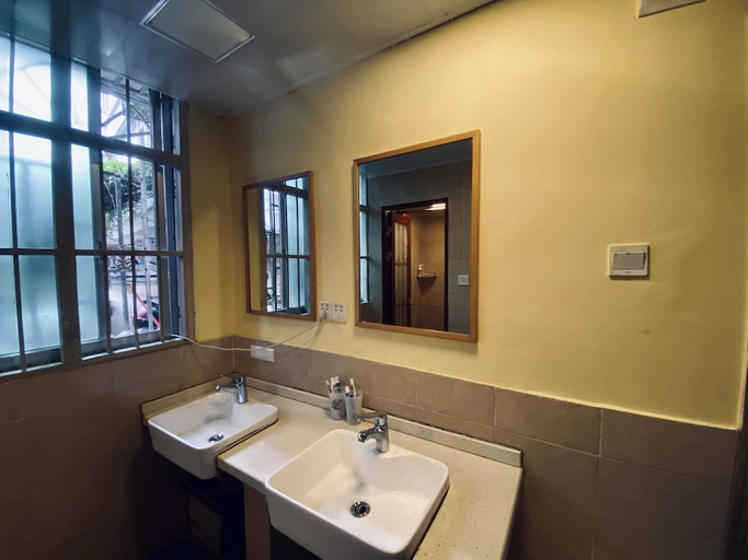 Bathroom 3, Guilin Cyan Box Hostel, Guilin
