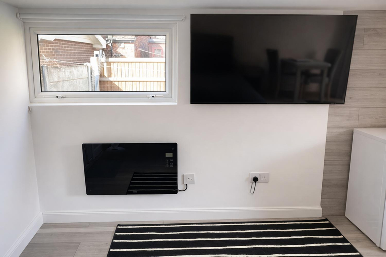 Others 4, Modern Guest house with private entrance, Manchester