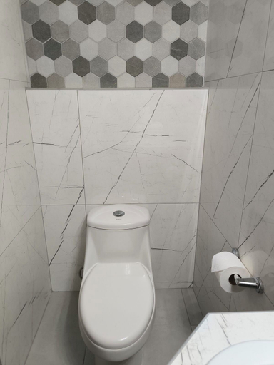 Bathroom 4, Aurora Express, ZONA 13