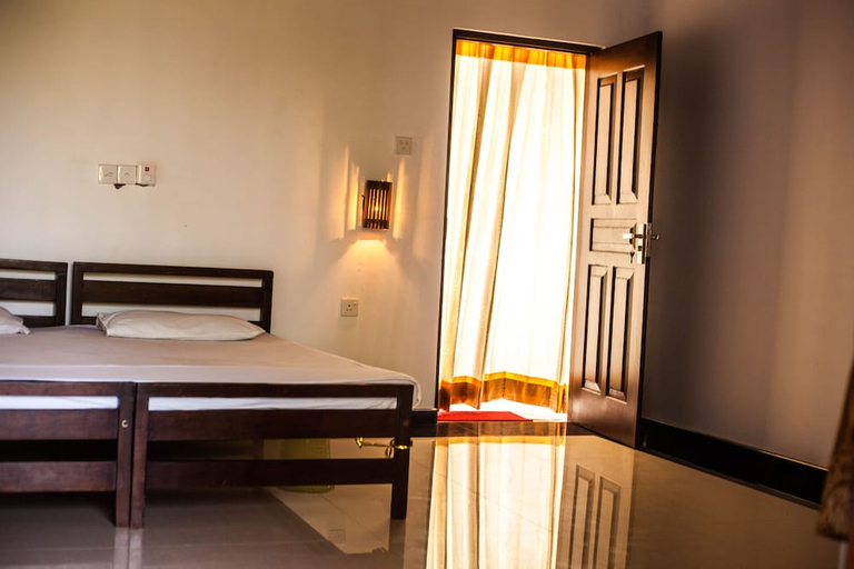 Bedroom 2, Hotel Lagoonvilla, Hikkaduwa