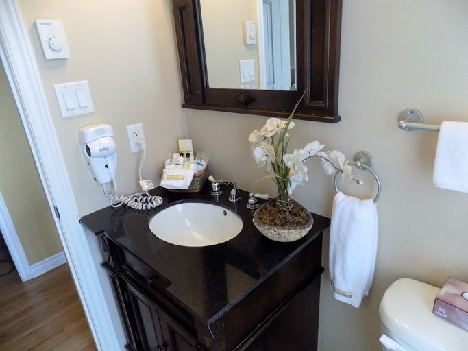 Bathroom, L'Oasis de l'Île, Refuge Urbain, Laval