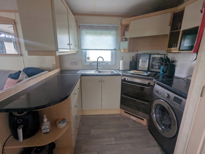 Private kitchen 2, 3-bed Caravan - Sleeps 6 With Balcony and Parking, Lincolnshire