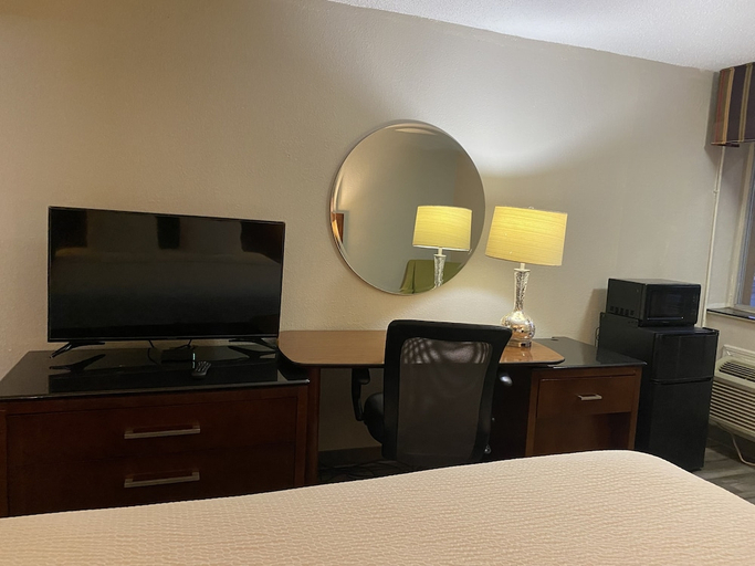 Bedroom 2, Days Inn by Wyndham Dothan, Houston