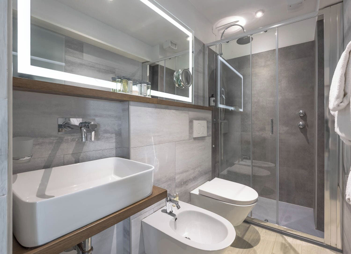 Bathroom 5, Hotel Acapulco, Lucca
