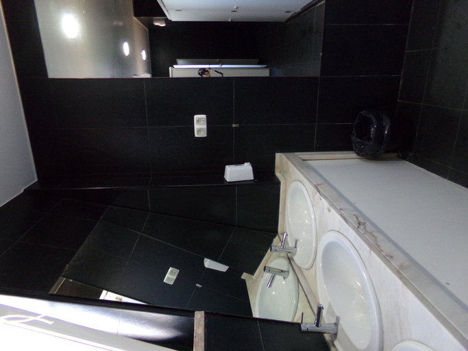 Bathroom 3, Lisb'on Hostel, Lisbon