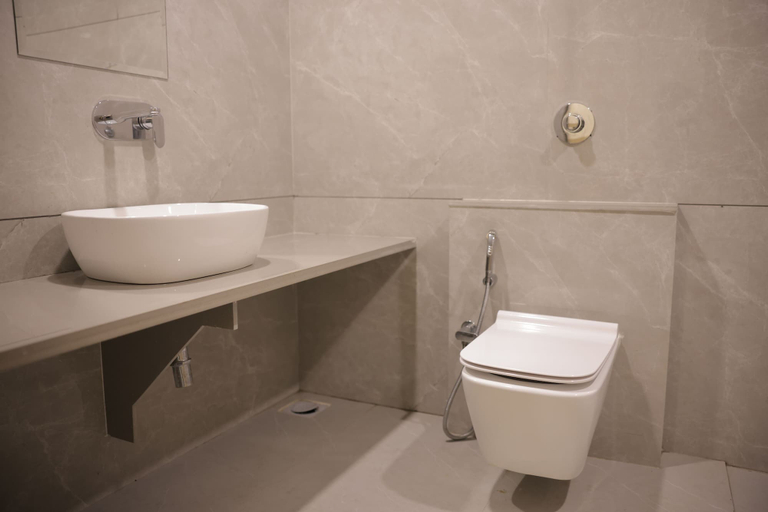 Bathroom 5, Hotel Rangoli - 10 min from Palsana Chowk, Navsari