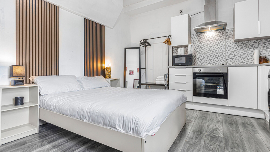 Room 4, Cosy & Comfortable City Centre Studio, Birmingham