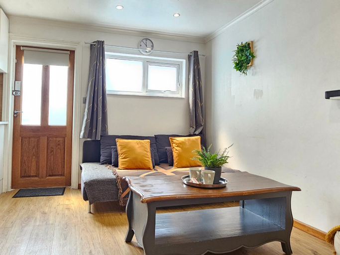 Others 4, Studio apartment, TV, WiFi Kitchen Parking, Wembley Elizabeth Line, London