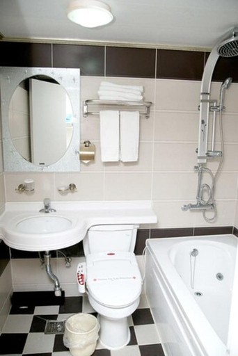 Bathroom 3, Chuncheon Bears Hotel, Chuncheon