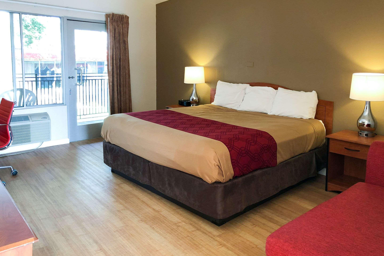 Bedroom 2, The Garden Inn OAK, Alameda