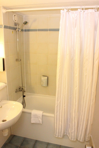 Bathroom 3, Campanile Doncaster, Doncaster