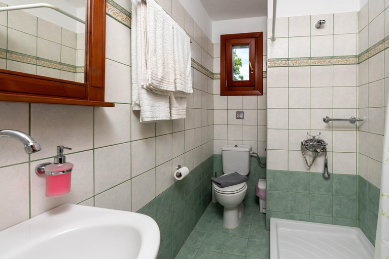 Bathroom 3, Adilon, Thessaly