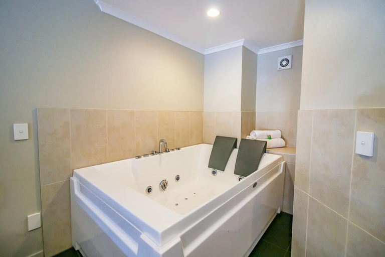 Bathroom 3, Aotea Motor Lodge, Wanganui