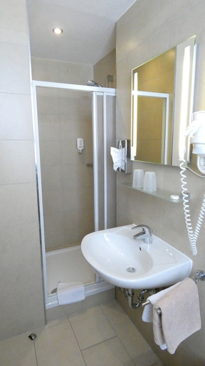 Bathroom, Hotel Burg Breuberg, Odenwaldkreis
