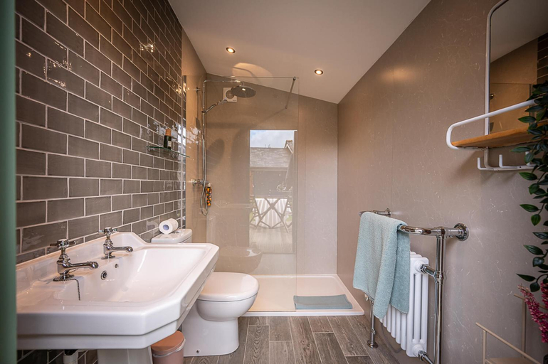 Bathroom 3, Toad Hall Lodges - Luxury Glamping Lodges Near Southwold!, Suffolk