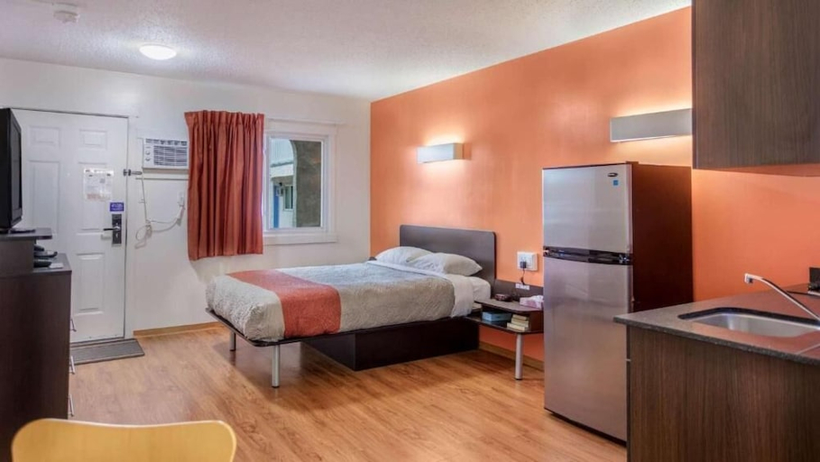 Others 3, Motel 6 Camrose, AB, Division No. 10
